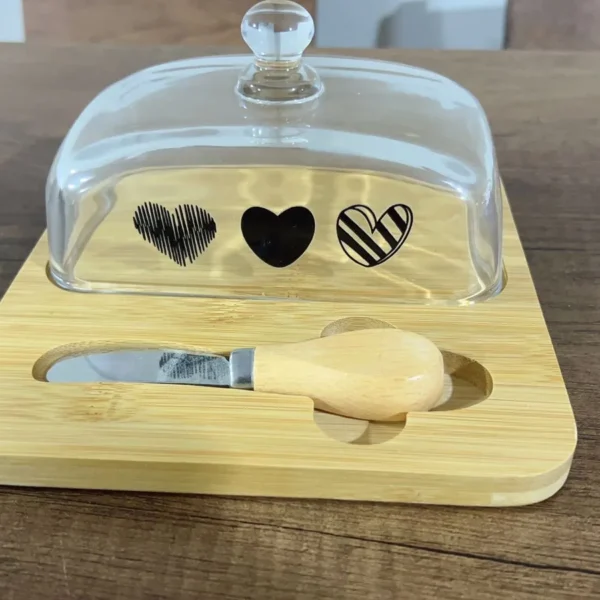 Mantequillera de madera con tapa de vidrio y cuchillo.