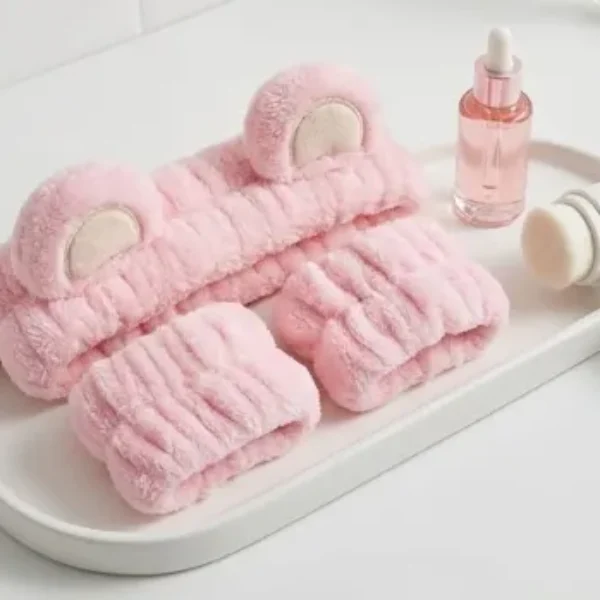 set de vincha elástica y muñequeras para skincare con un diseño de orejas de oso redondas